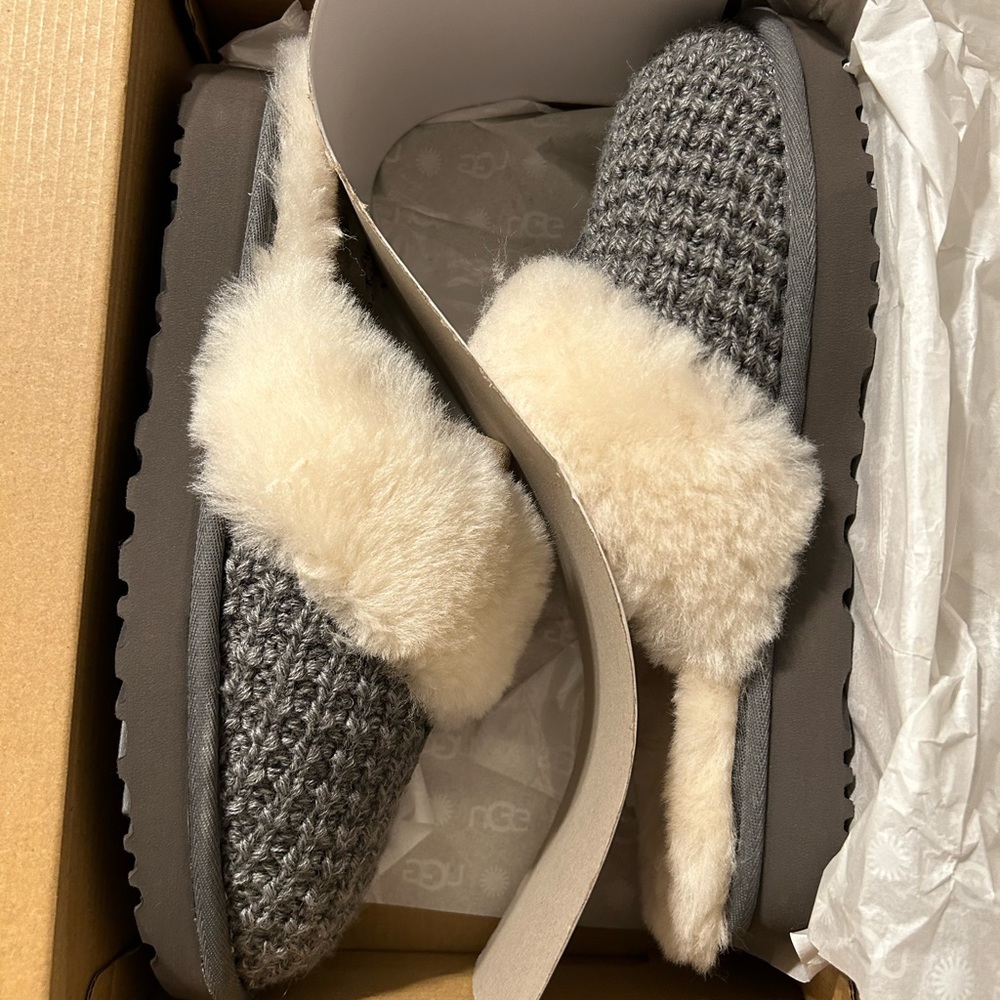 Ugh cozy knit slipper - never worn